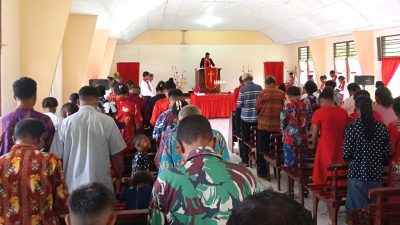 Hadiri Ibadah Pentakosta, Babinsa Pererat Silaturahmi dengan Jemaat GKI Damai Nermnu