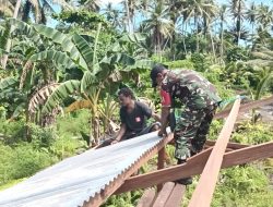 Pererat Kemanunggalan TNI-Rakyat, Babinsa Supiori Utara Bantu Pemasangan Atap Rumah Warga