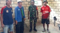 Babinsa Biak Kota Bantu Pembangunan Rumah Warga di Samofa