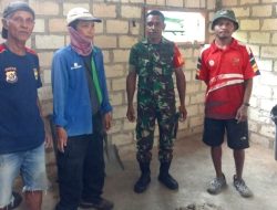 Babinsa Biak Kota Bantu Pembangunan Rumah Warga di Samofa