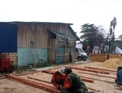 Babinsa Supiori Selatan Bantu Warga Bangun Rumah di Kampung Fanindi