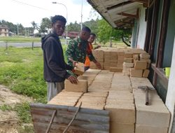 Semangat Kebersamaan, Babinsa Bantu Warga Pindahkan Batu Tela untuk Renovasi Rumah