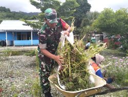 Wujudkan Lingkungan Bersih, Babinsa Bantu Bersihkan Halaman Rumah Kepala Kampung Fanindi