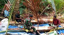 Jaga Kebersamaan dan Budaya Lokal, Babinsa Warsa Bantu Pengolahan Sagu Warga