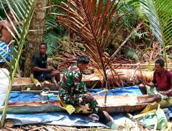 Jaga Kebersamaan dan Budaya Lokal, Babinsa Warsa Bantu Pengolahan Sagu Warga
