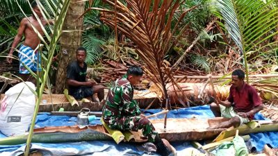 Jaga Kebersamaan dan Budaya Lokal, Babinsa Warsa Bantu Pengolahan Sagu Warga