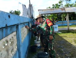 Sambut HUT Gereja Rehobot Soribo, Babinsa dan Warga Kompak Bersihkan Pagar Gereja