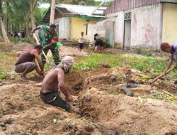Babinsa Warsa Bersama Warga Gotong-Royong Bersihkan Lokasi Pembangunan Gerai KDKMP
