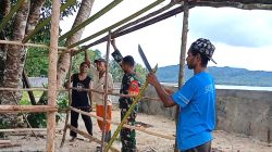 Babinsa Supiori Utara Bantu Warga Bangun Pondok Persiapan Sasi di Laut