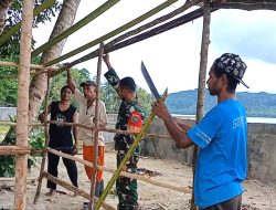 Babinsa Supiori Utara Bantu Warga Bangun Pondok Persiapan Sasi di Laut