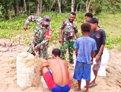 Babinsa Biak Utara Bantu Warga Ambil Pasir untuk Pondasi Rumah