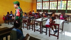 Babinsa Biak Timur Berikan Wasbang dan Materi Berhitung kepada Murid SD Eben Haezer Ibdi
