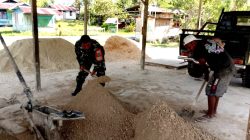 Babinsa Biak Timur Bantu Warga Cetak Batu Tela