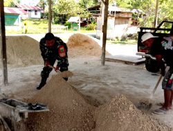 Babinsa Biak Timur Bantu Warga Cetak Batu Tela