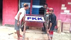 Permudah Warga Kenal Fasilitas Kampung, Babinsa Bantu Pemasangan Papan Nama PKK