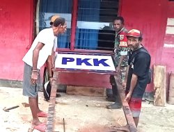 Permudah Warga Kenal Fasilitas Kampung, Babinsa Bantu Pemasangan Papan Nama PKK