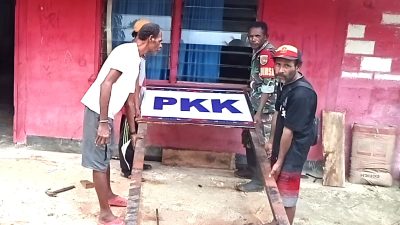 Permudah Warga Kenal Fasilitas Kampung, Babinsa Bantu Pemasangan Papan Nama PKK