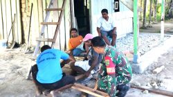 Ringankan Beban Warga, Babinsa Numfor Bantu Renovasi Teras Rumah