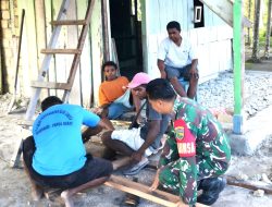 Ringankan Beban Warga, Babinsa Numfor Bantu Renovasi Teras Rumah