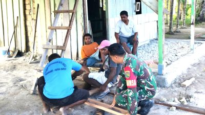 Ringankan Beban Warga, Babinsa Numfor Bantu Renovasi Teras Rumah