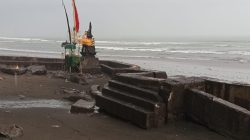 Tak Kunjung Ditangani, Abrasi Pantai Hancurkan Keberadaan Pura Tirta Rambut Siwi