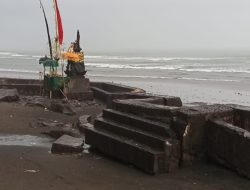Tak Kunjung Ditangani, Abrasi Pantai Hancurkan Keberadaan Pura Tirta Rambut Siwi