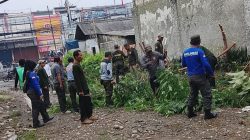 Saluran Air Mampet di Depan Rama Plaza, Staf Kelurahan Jatirahayu dan Linmas Bergerak Atasi Genangan Serta Rapikan Lingkungan