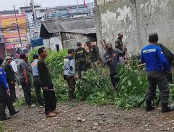 Saluran Air Mampet di Depan Rama Plaza, Staf Kelurahan Jatirahayu dan Linmas Bergerak Atasi Genangan Serta Rapikan Lingkungan