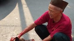Usia Boleh Tua, Semangat Tak Pernah Pudar: Pak Rosyid Sang Juru Sembelih Kurban Musholla Nurul Mu’min Tebet 