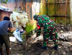 Peduli Kebersihan Lingkungan, Babinsa Biak Kota Bantu Warga Buat Saluran Pembuangan Air