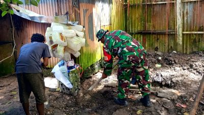 Peduli Kebersihan Lingkungan, Babinsa Biak Kota Bantu Warga Buat Saluran Pembuangan Air