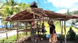 Babinsa Warsa Gotong-Royong Bantu Warga Bangun Pondok Jualan