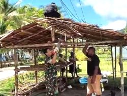 Babinsa Warsa Gotong-Royong Bantu Warga Bangun Pondok Jualan