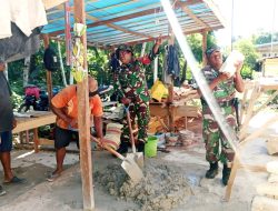 Wujud Kebersamaan, Babinsa Biak Timur Bantu Pembangunan Rumah Ketua Klasis