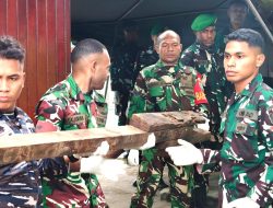 Kodim 1708/BN Bersama Tim Gabungan Bersihkan Puing-Puing Rumah Terdampak Ledakan di Biak