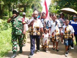 Dukung Pelestarian Adat Papua, Babinsa Dampingi Pengantaran Mas Kawin