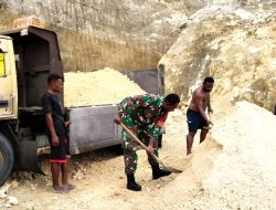 Wujud Kepedulian di Tengah Masyarakat, Babinsa Bantu Warga Muat Pasir ke Truk