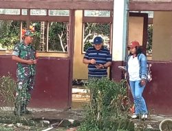 Babinsa Gotong-Royong Bersama Warga Rehab Gedung SMPN 1 Biak Barat