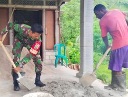 Hadir di Tengah Warga, Babinsa Bantu Aduk Campuran Semen untuk Plester Rumah