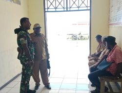 Babinsa Warsa Jalin Komsos Bersama Aparat Distrik dan Kepala Kampung