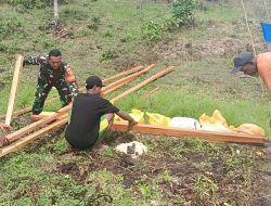 Tingkatkan Perekonomian Keluarga, Babinsa Bantu Warga Bangun Pondok Jualan