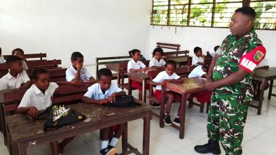 Tanamkan Semangat Belajar Sejak Dini, Babinsa Motivasi Murid SD YPK Amoy