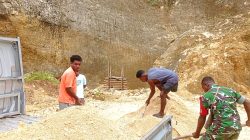 Babinsa Posramil Warsa Gotong-Royong Bantu Warga Angkut Batu Karang