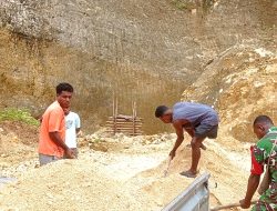 Babinsa Posramil Warsa Gotong-Royong Bantu Warga Angkut Batu Karang