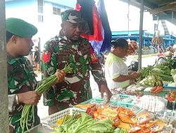 Jaga Kesehatan Konsumen, Babinsa Cek Harga dan Kelayakan Sembako di Pasar Bosnik