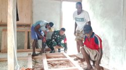 Babinsa Biak Barat Bantu Warga Bangun Kios di Kampung Yomdori