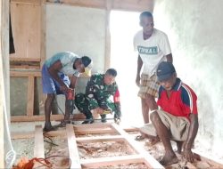 Babinsa Biak Barat Bantu Warga Bangun Kios di Kampung Yomdori