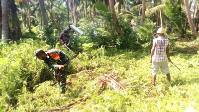 Dorong Budaya Peduli Kebersihan, Babinsa dan Warga Gotong-Royong Bersihkan Lingkungan