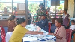Dampingi Penyaluran PKH, Babinsa Pastikan Bantuan Pemerintah Sampai ke Masyarakat