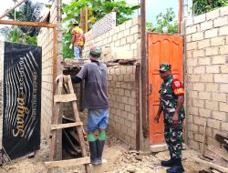 Babinsa Biak Kota Bantu Pembangunan Rumah Warga di Wilayah Binaan
